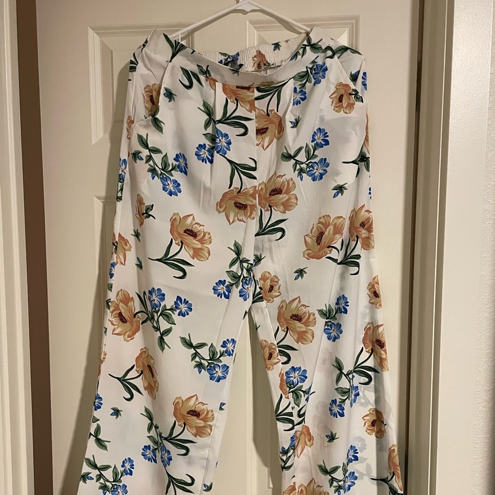 Boohoo floral outfit (top size 8 and bottom size 6)
